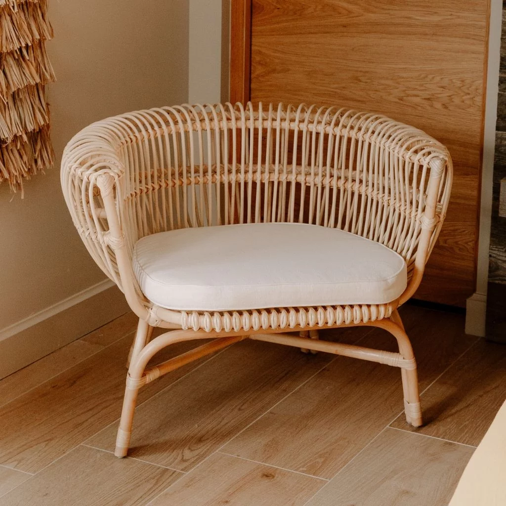 Fauteuil en rotin avec son coussin écru