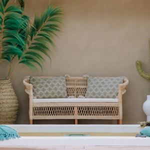 Banquette en rotin avec coussin et pieds en teck