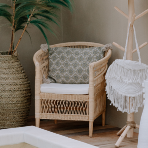Fauteuil en rotin avec coussin et pieds en teck