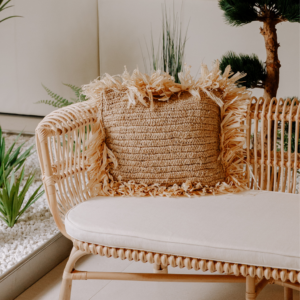 Coussin en raphia tressé couleur naturelle