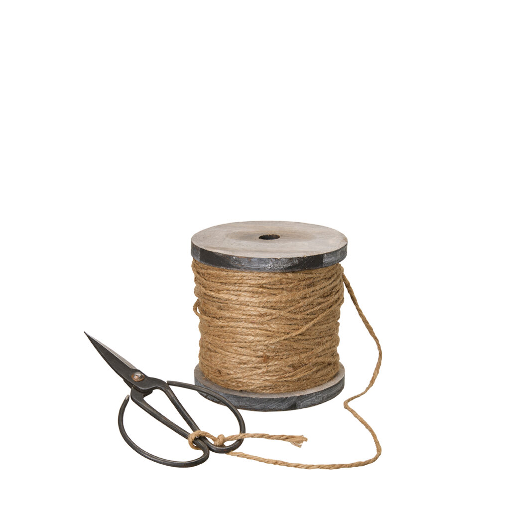 Bobine de ficelle en jute et ciseaux