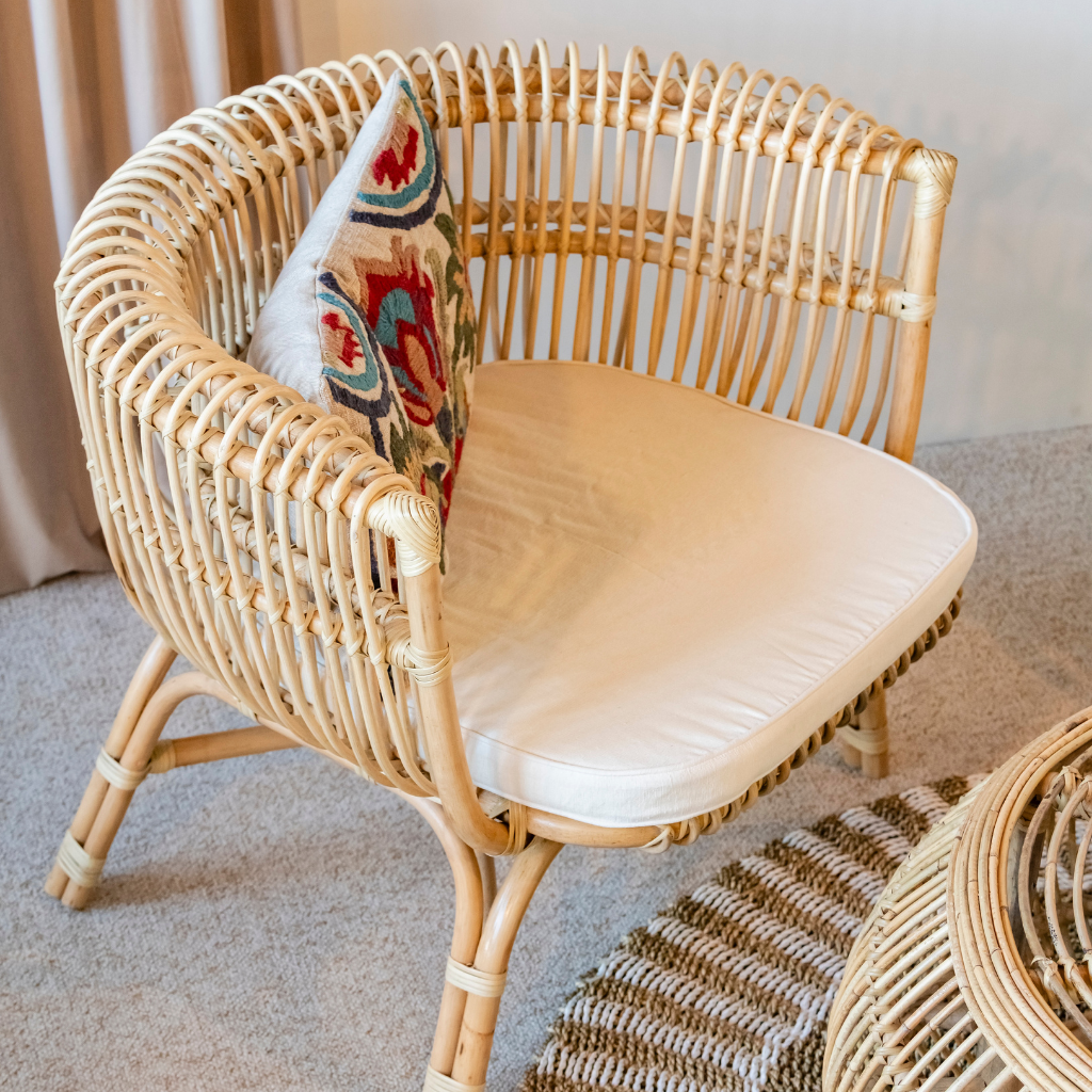 Fauteuil en rotin avec son coussin écru – Image 3