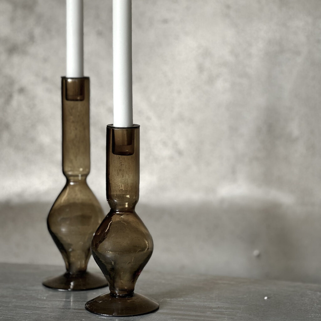 Grand bougeoir en verre vert olive