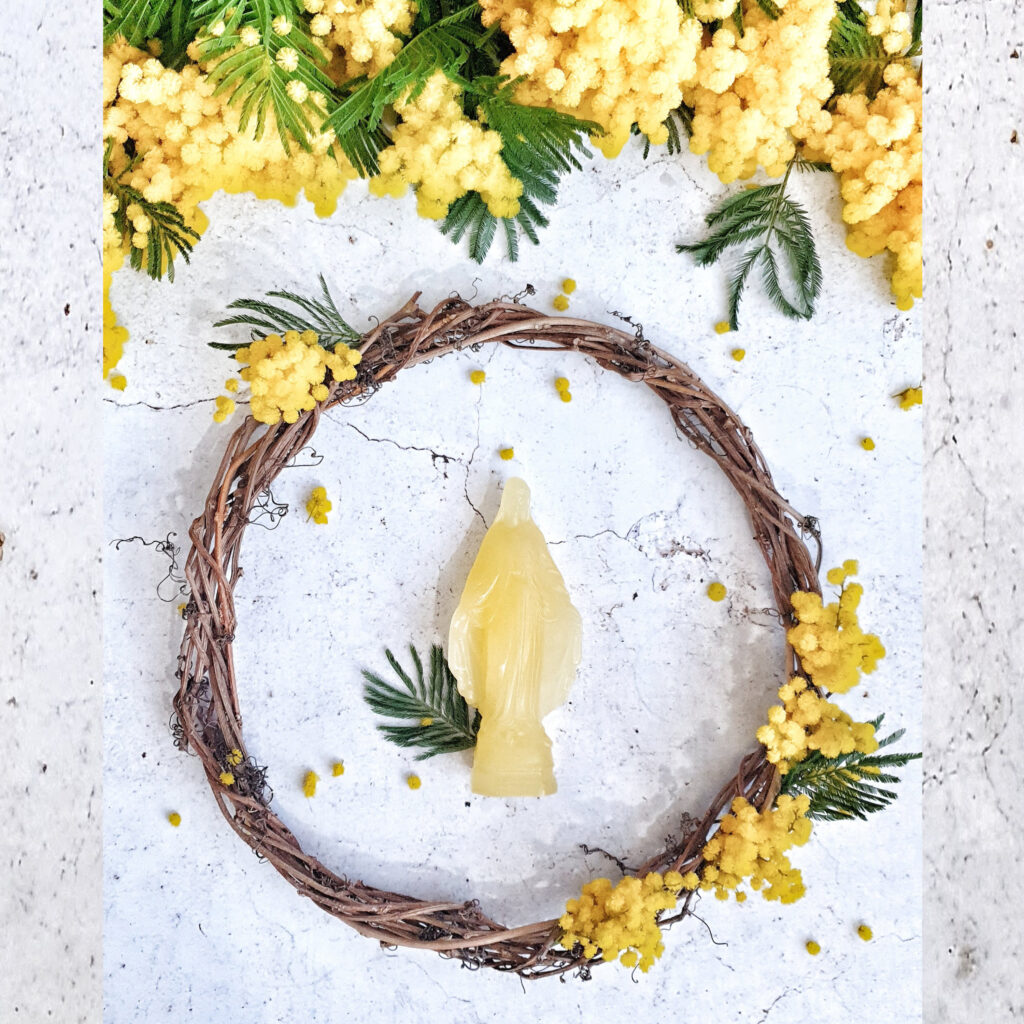 Vierge miraculeuse "jaune pastel" en cire