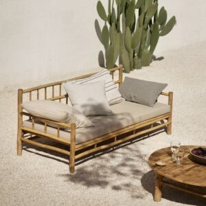 Canapé en bambou et coussins beige