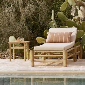Chaise longue en bambou et coussin beige