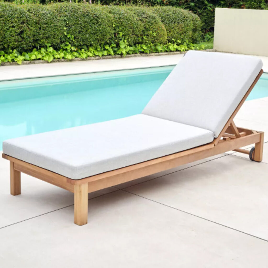 Chaise longue en eucalyptus et coussin beige