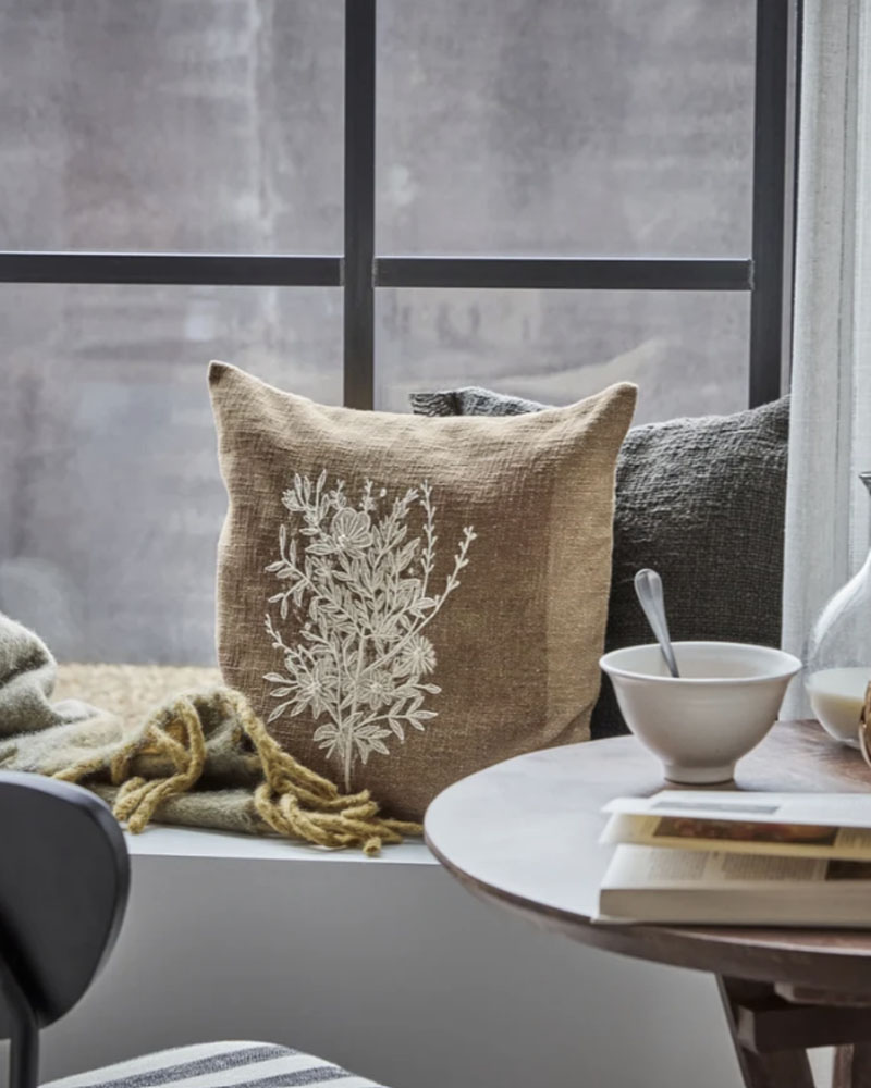 Housse de coussin brodée HDMuli, marron