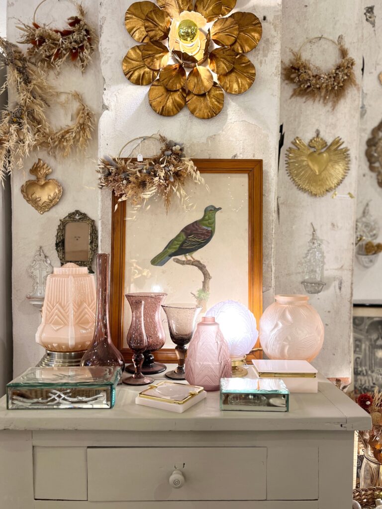 Vases en opaline rose, lampes globes Art déco, verres bullés et ex-voto chinés par Brocante et Déco Chic
