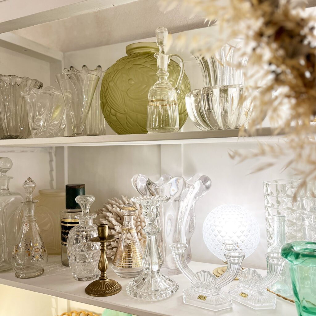 Verrerie ancienne : carafes, vases en verre moulé, bougeoirs en cristal et lampe globe, Brocante et Déco Chic