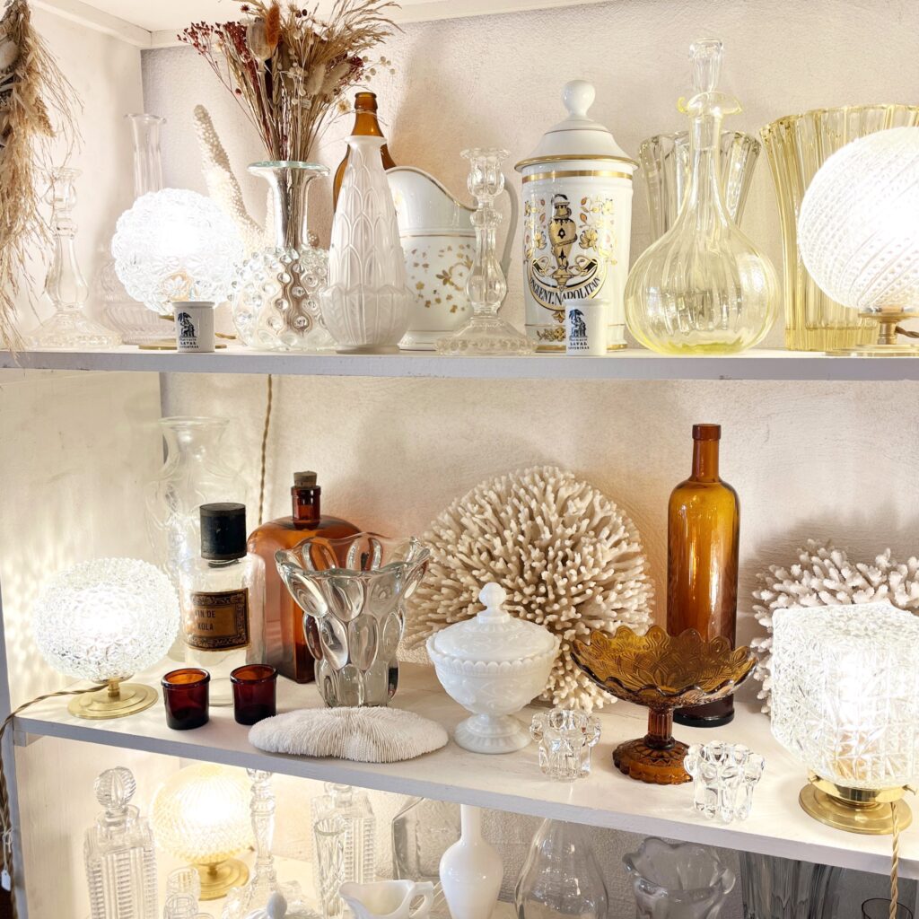 Pots de pharmacie en porcelaine, flacons ambrés, verrerie et lampes globes chinés par Brocante et Déco Chic
