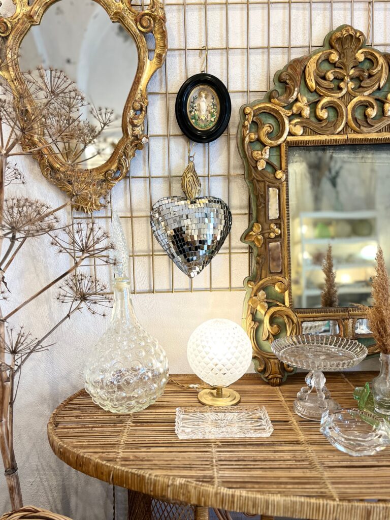 Miroirs en bois doré anciens, cœur sacré en miroir et carafe en verre, Brocante et Déco Chic